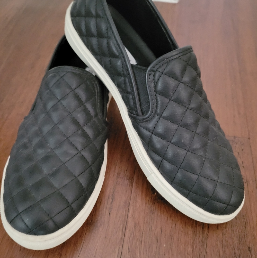 Steve Madden Black Slip on shoes, size 8